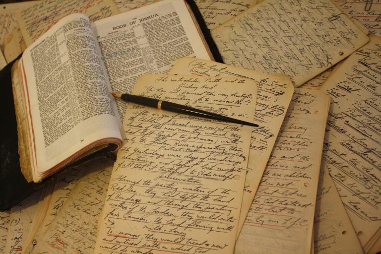Otwarta Biblia i zapisane kartki