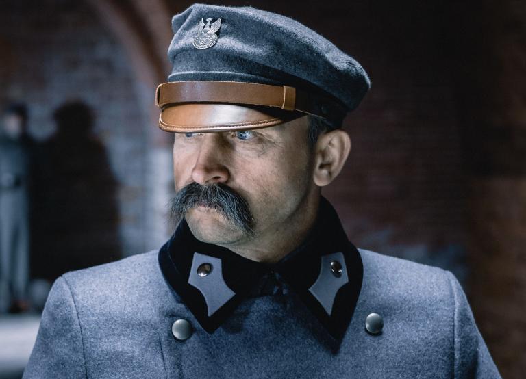 Portret Marszałka Piłsudskiego granego w filmie przez Borysa Szyca