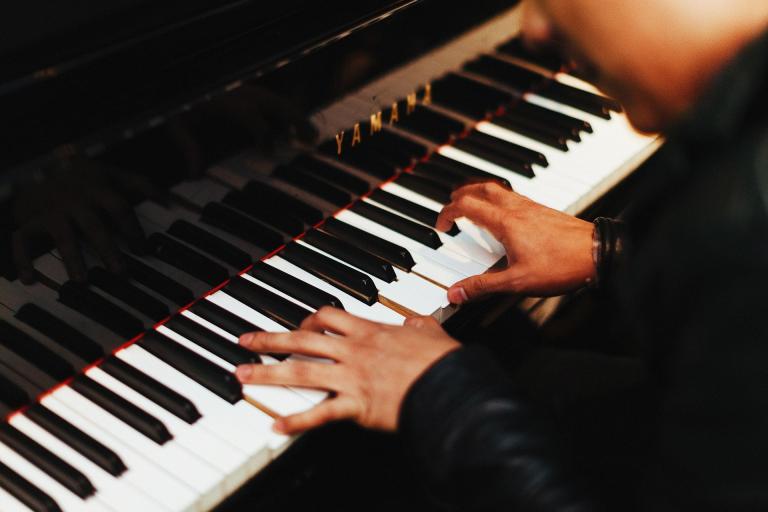 pianista przy fortepianie